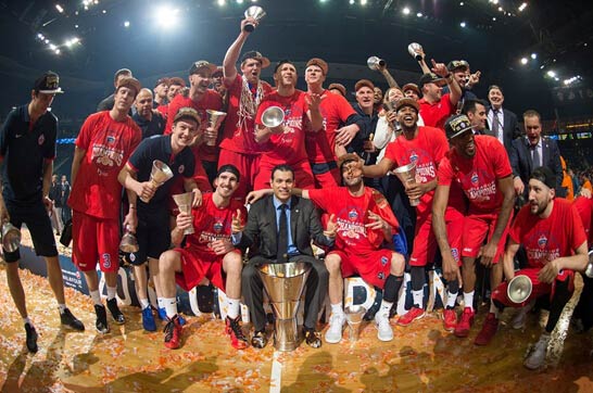 前一刻还在与民众招手，妻子抱着他大哭不止（刚才还对民众挥手致意，妻子此刻抱着他泣不成声）