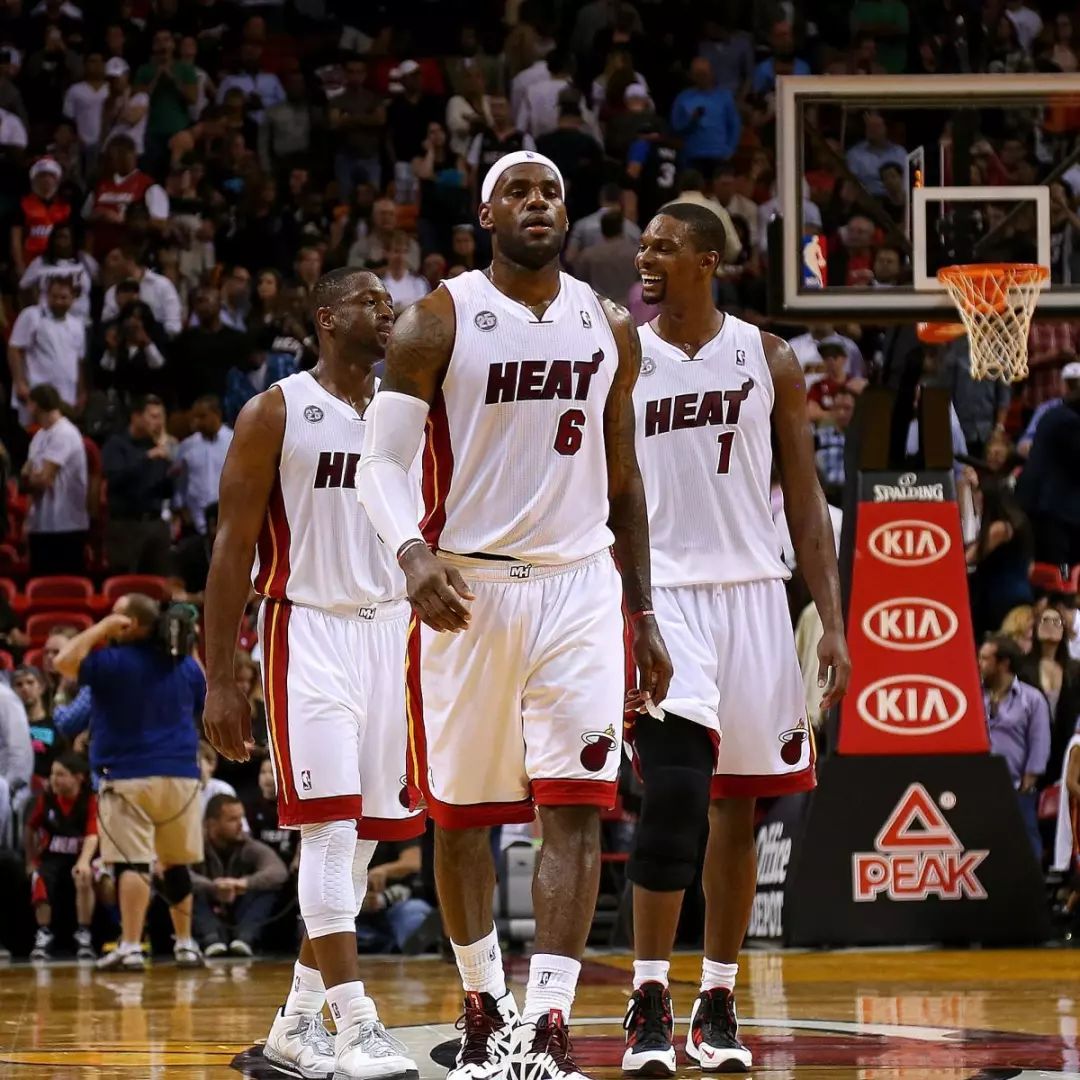 兰德尔首节状态低迷，投篮命中率低（兰德尔首节手感冰冷，命中率不佳）