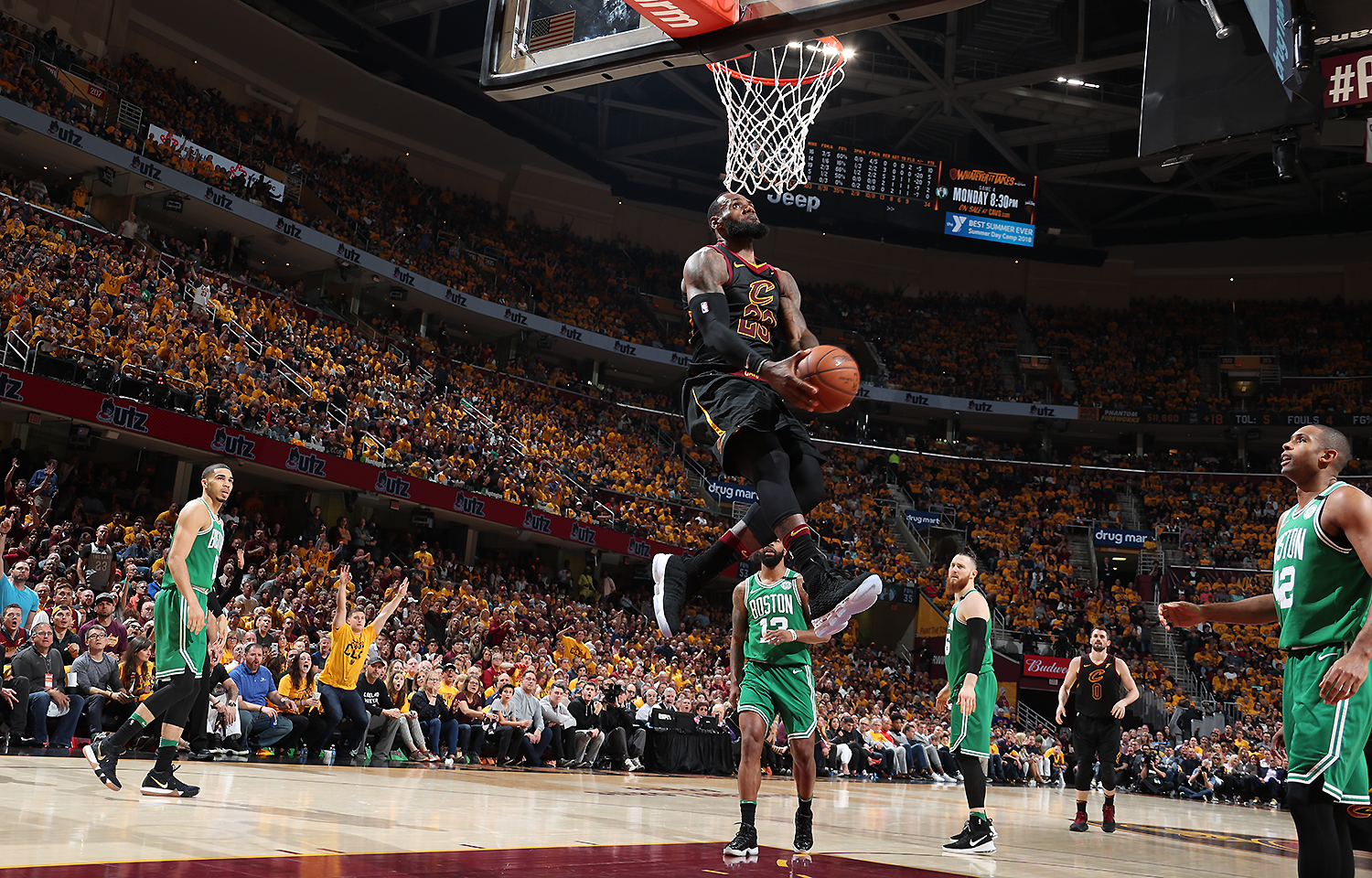 法兰克福4-3逆转科隆，伯卡特梅开二度，达胡德建功（法兰克福上演4-3逆转击败科隆，伯卡特双响，达胡德破门）