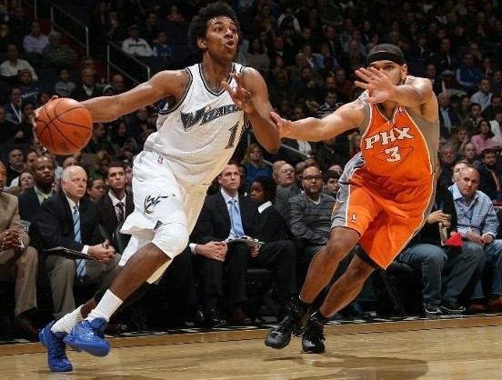 内马尔赛前牵着自己的女儿马维入场，之后还给女儿比心（赛前温情一幕：内马尔牵女儿马维入场并隔空比心）