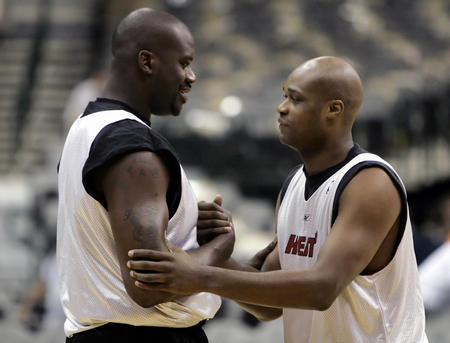 拉维亚开赛8分钟离场，球迷：他是我见过最易受伤的球员之一（拉维亚开场仅8分钟伤退，球迷无奈：堪称我见过最容易受伤的球员之一）