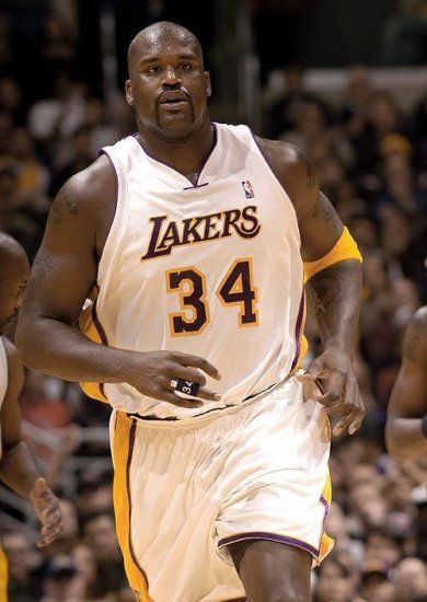 高危职业！文班跳球时肘到裁判面部，裁判表情十分痛苦（跳球意外：文班肘部误击裁判脸部，裁判表情痛苦）