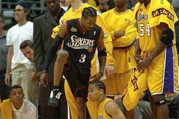 记者提问美国缺乏固定球员，波切蒂诺：谁是固定球员？哪位（记者称美国队缺少固定主力，波切蒂诺反问：谁才算固定球员？）