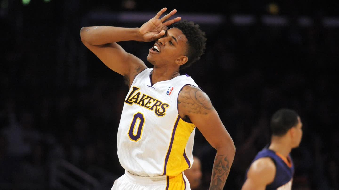 尴尬，一英格兰球迷在阿尔巴尼亚主场被旋转闸门卡住（英格兰球迷在阿尔巴尼亚主场被旋转闸门困住，场面尴尬）