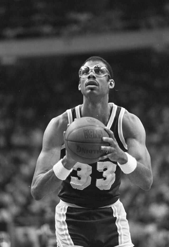 浓眉：弗拉格在琢磨如何在高压下打好球，把球稳稳传给队友（浓眉：弗拉格正琢磨如何在高压下发挥，把球稳稳地传给队友）