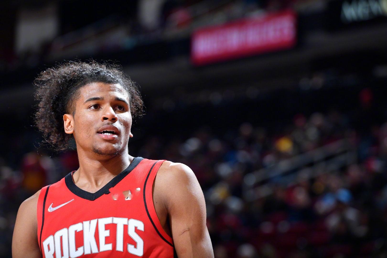 湖人浓眉哥篮下统治力助球队获胜（浓眉内线统治助湖人取胜）