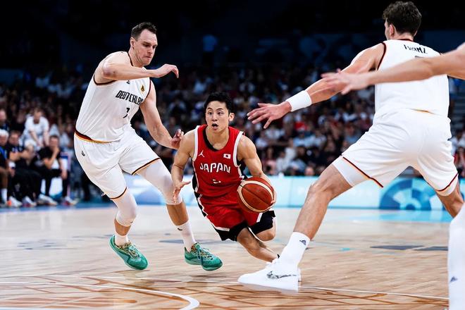 乒乓球混合团体世界杯：中国队六连胜领跑积分榜（乒乓球混合团体世界杯：中国队豪取六连胜登顶积分榜）