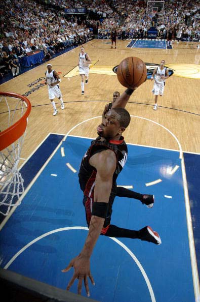 一日意甲动向：国米大胜科莫晋级榜首，米兰中锋实在是太令人发愁（意甲今日速递：国米横扫科莫登顶榜首，米兰中锋难题令人头疼）